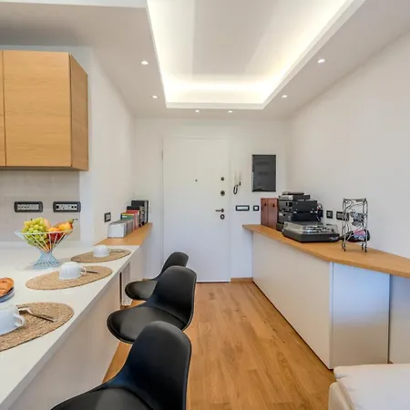 Luxury In Olbia, Terrazza & Cinema Apartment