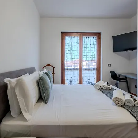 Luxury In Olbia, Terrazza & Cinema Apartment *