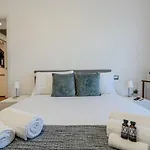 Luxury In Olbia, Terrazza & Cinema Apartment *